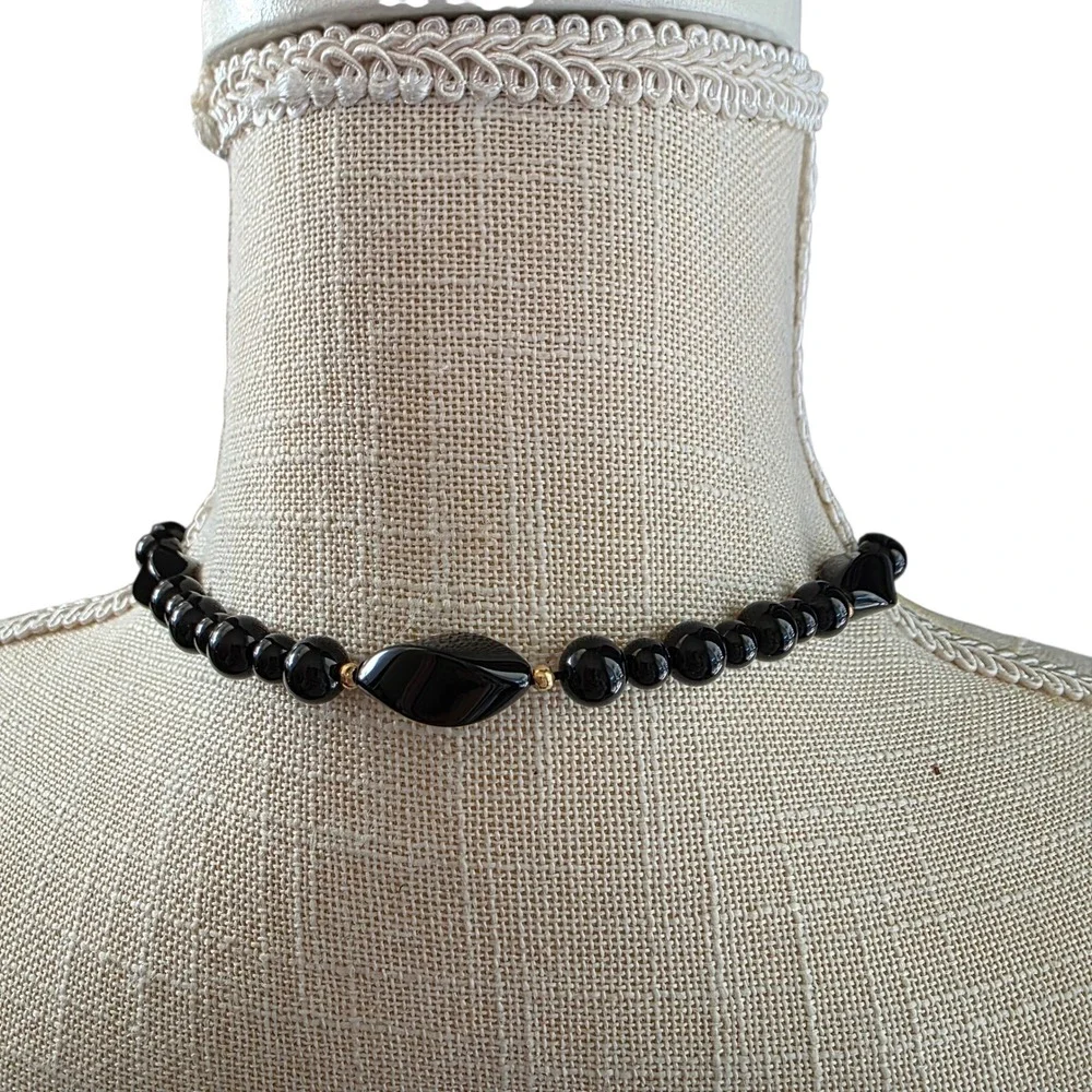Black Onyx Chalcedony Bead Necklace Oval Faceted Charm Gold Tone‎ Accent